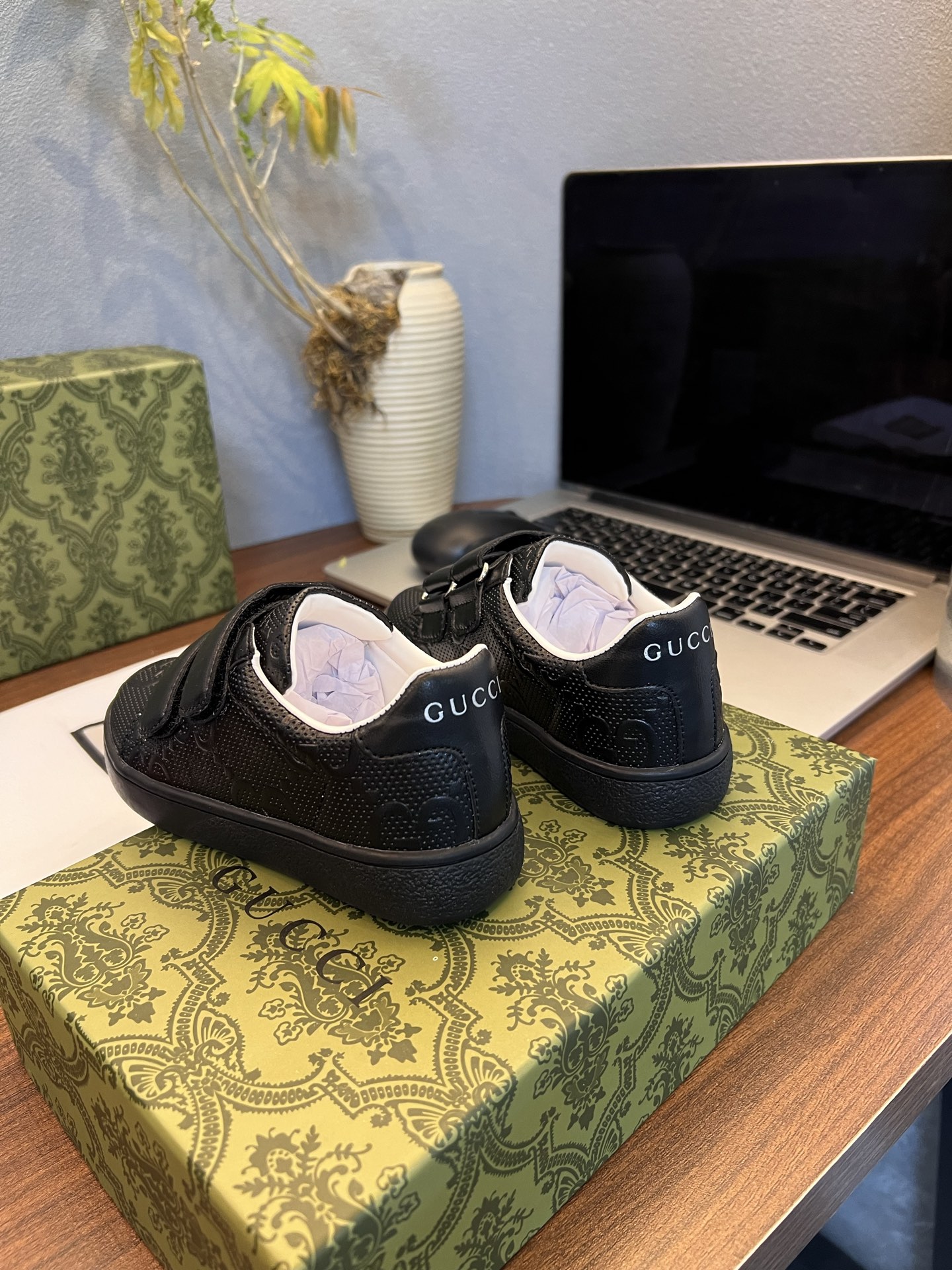 Children's shoes child